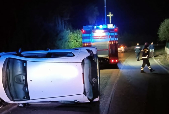 Incidente stradale, auto con a bordo una donna si ribalta sulla SP46 nella notte