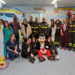 I Vigili del Fuoco di Brindisi accompagnano la Befana nel reparto Pediatria del “Perrino” e alla Cooperativa Eridano