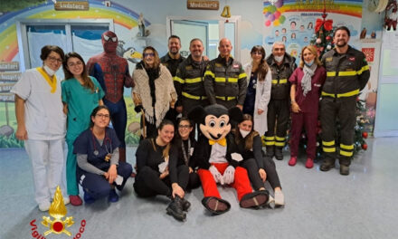 I Vigili del Fuoco di Brindisi accompagnano la Befana nel reparto Pediatria del “Perrino” e alla Cooperativa Eridano
