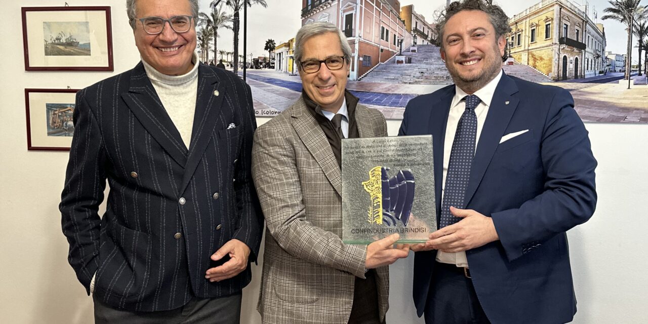 Confindustria Brindisi consegna una targa ricordo per i 100 anni dell’avv. Luigi Grassi