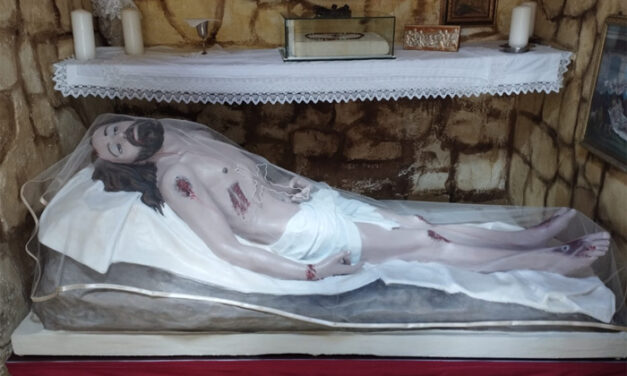 Restauro del maestro Pino Nardelli nel Calvario di Brindisi, la statua del “Cristo Morto” ritrova il suo splendore