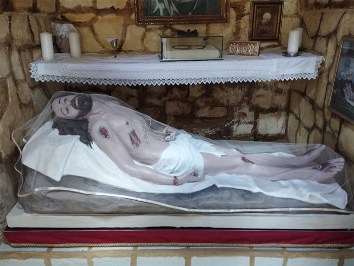 Restauro del maestro Pino Nardelli nel Calvario di Brindisi, la statua del “Cristo Morto” ritrova il suo splendore