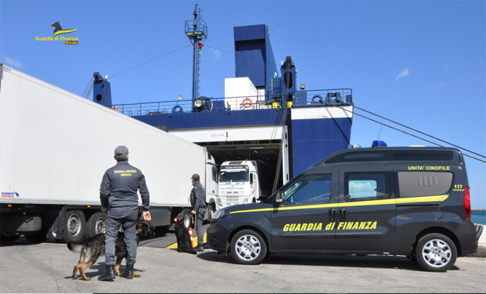 Porto di Brindisi, Finanza e Dogana sequestrano 3.108 paia di scarpe contraffatte