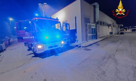 A fuoco il reparto autoclave dello stabilimento Leonardo Elicotteri, intervento dei Vigili del Fuoco