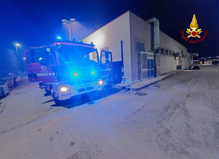 A fuoco il reparto autoclave dello stabilimento Leonardo Elicotteri, intervento dei Vigili del Fuoco