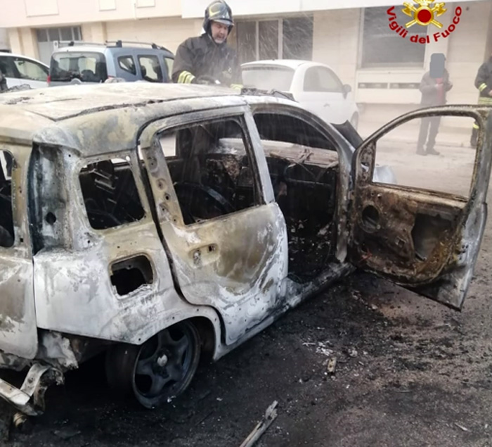 Incendio auto in un condominio a Fasano, veicolo completamente distrutto e danneggiati altri due