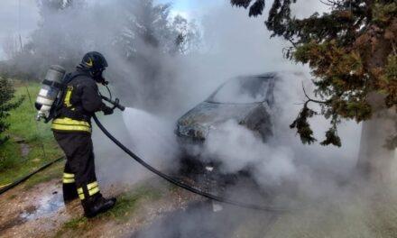 Auto a metano in fiamme,  provvidenziale intervento dei vigili del fuoco