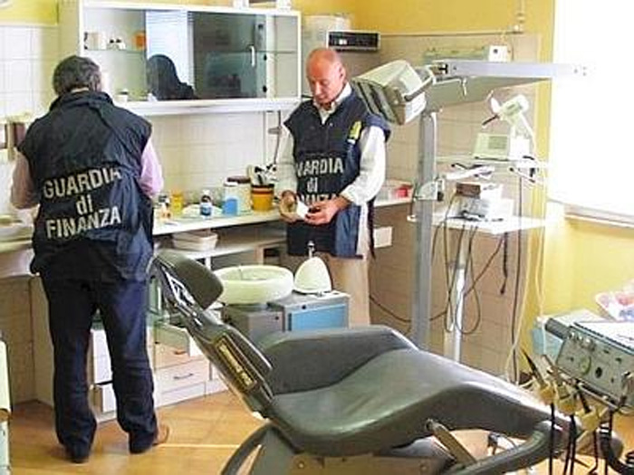 Falso odontoiatra scoperto a Fasano dalla Guardia di Finanza, entrate non dichiarate per 500mila euro