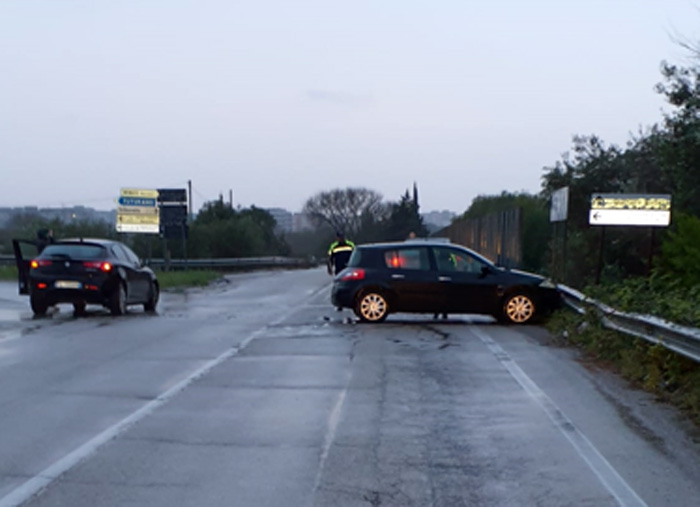 Incidente stradale sulla tangenziale di Brindisi, allo svincolo per Tuturano auto finisce dritta contro il guard rail