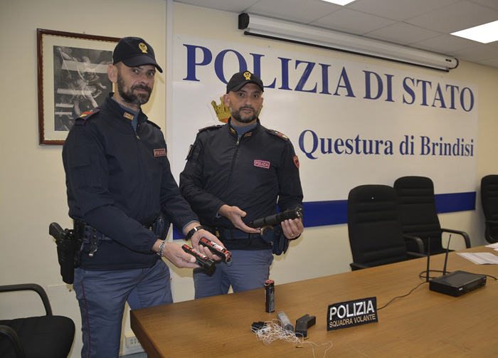 Brindisi, la Polizia denuncia tre brindisini armati di taser