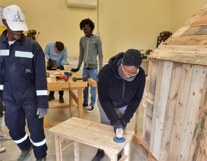 Continua a Brindisi il progetto REInSER con il laboratorio di falegnameria per i rifugiati e richiedenti asilo