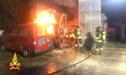 Incendio in una autoofficina di Villa Castelli, le fiamme raggiungono anche un pullman