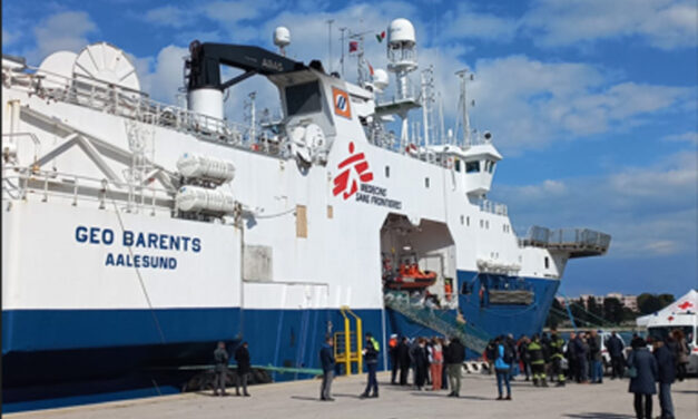 Sbarcati nel porto di Brindisi i 339 migranti della nave Geo Barents