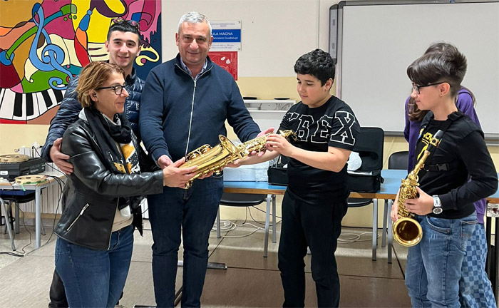 Scuola, il plesso “Kennedy” dell’IC “Casale” di Brindisi ha un nuovo sassofono, dono della società Rialbus di Luigi Allegrini