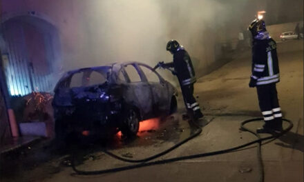 In fiamme nella notte auto intestata ad una donna, a San Pietro Vernotico intervengono i Vigili del fuoco