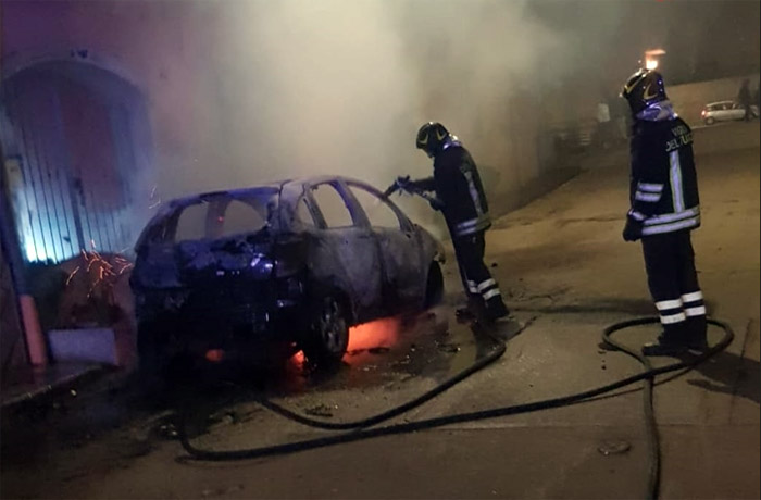 In fiamme nella notte auto intestata ad una donna, a San Pietro Vernotico intervengono i Vigili del fuoco