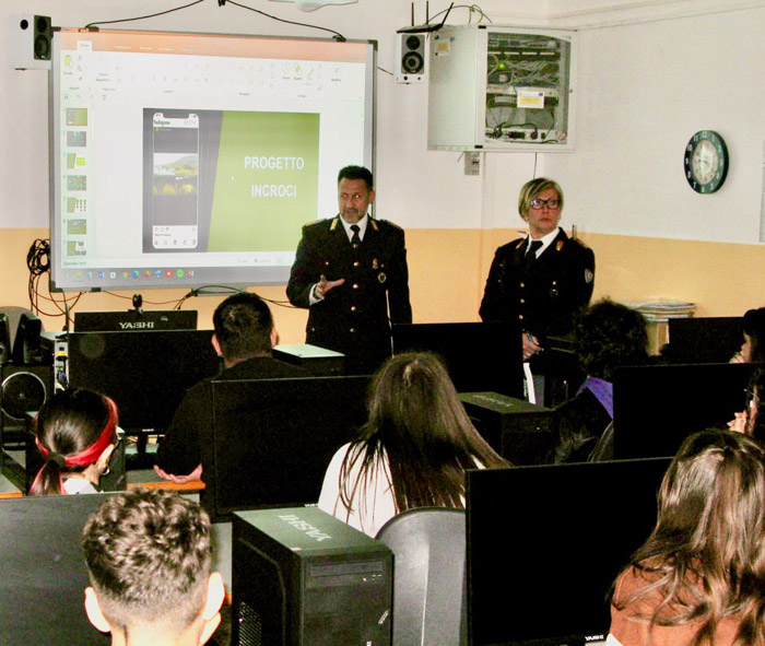 Polizia a scuola per il progetto “Incroci”, l’iniziativa di educazione alla legalità sui temi della Sicurezza Stradale, ferroviaria e sui pericoli della Rete