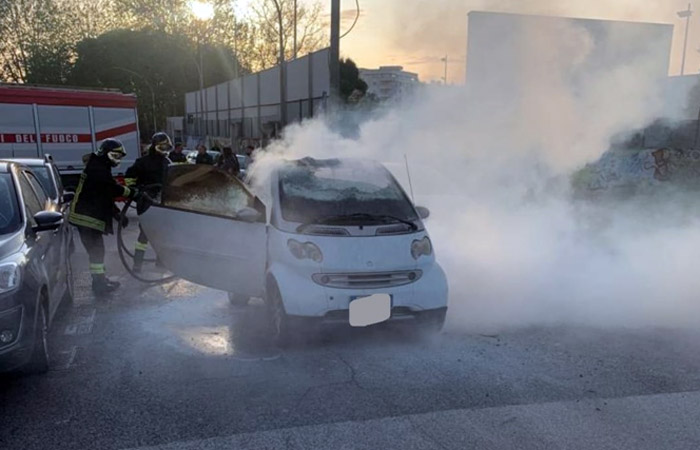 Smart in fiamme durante la marcia in Viale Francia nel rione Bozzano a Brindisi, intervento dei Vigili del Fuoco