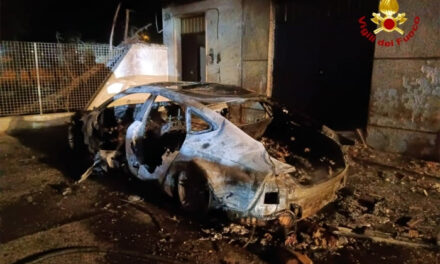 Specchiolla, incendio distrugge l’Audi A7 dei gestori di un nuovo stabilimento balneare