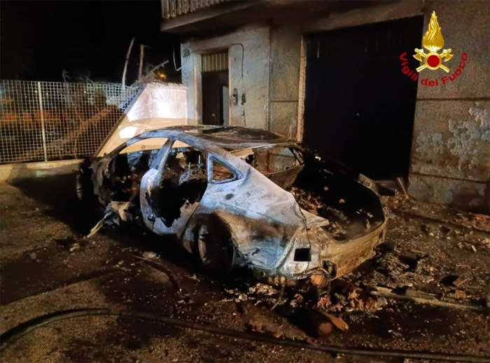 Specchiolla, incendio distrugge l’Audi A7 dei gestori di un nuovo stabilimento balneare