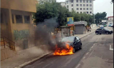 Auto in fiamme durante la marcia su Viale Aldo Moro nei pressi della scuola media “Marzabotto”, intervento dei Vigili del Fuoco