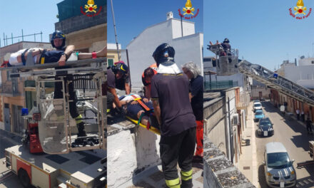 Cade dalla scala mentre pulisce canna fumaria sul terrazzo, soccorso dai pompieri con l’autoscala