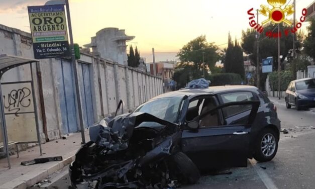 Spaventoso incidente, tragedia sfiorata davanti allo stadio di Brindisi, auto fuori controllo travolge pali e recinzioni