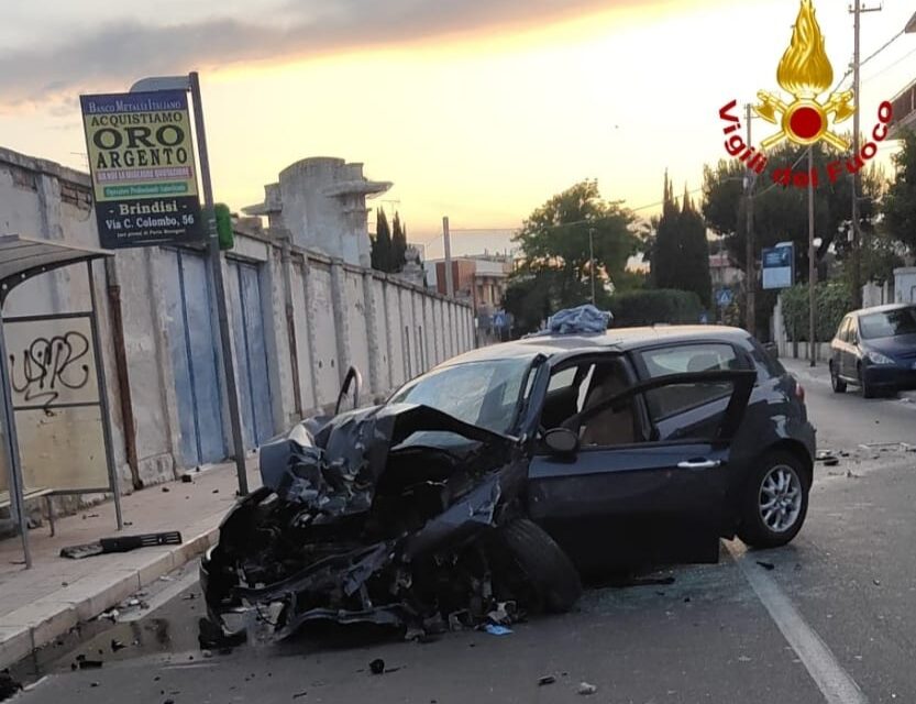 Spaventoso incidente, tragedia sfiorata davanti allo stadio di Brindisi, auto fuori controllo travolge pali e recinzioni