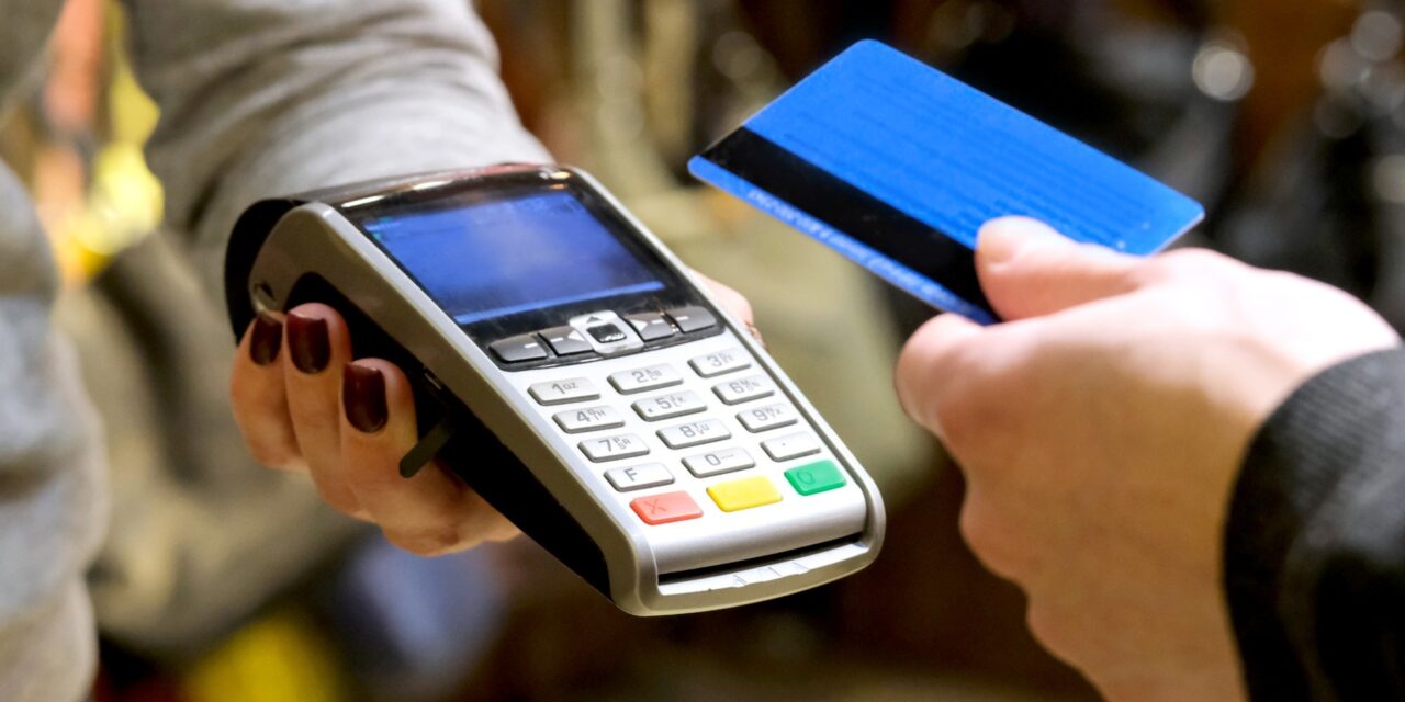 Aumento del 20% per i pagamenti con carte e bancomat, Confesercenti: “Ridurre le commissioni per i Pos”