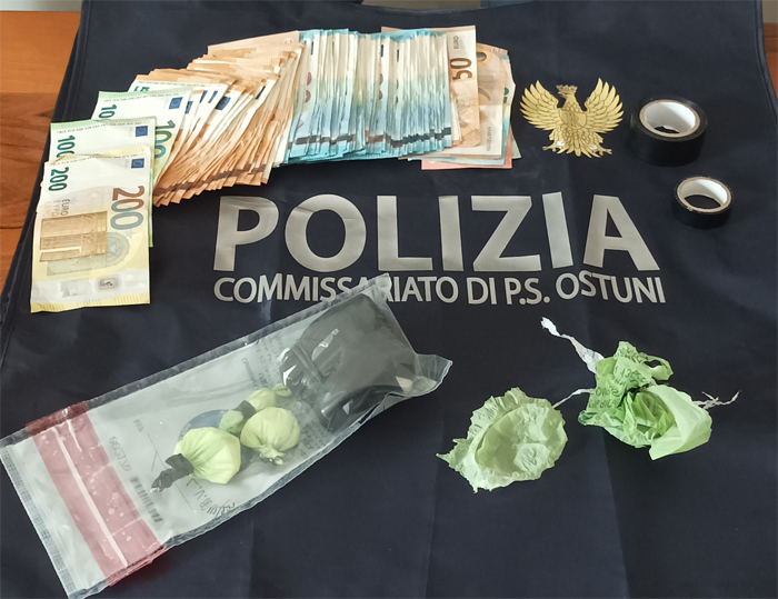 Cocaina addosso e in casa, oltre a quasi 4mila euro in piccolo taglio, presunto spacciatore arrestato ad Ostuni