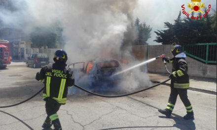Auto a fuoco durante la marcia in via Galanti a Brindisi a due passi dal “Morvillo Falcone”, intervento dei Vigili del Fuoco
