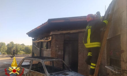 L’auto prende fuoco vicino allo stabile e l’incendio di propaga sulla veranda, Vigili del fuoco in azione nella campagne di Ceglie Messapica