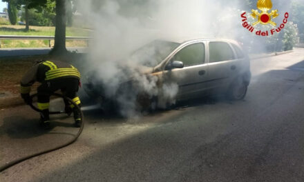 Brindisi, auto parcheggiata prende fuoco, si muove e ne danneggia un’altra ferma più avanti