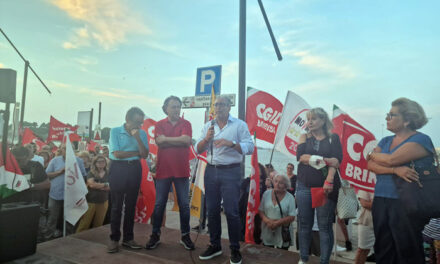 Manifestazione contro il deposito Gnl nel porto, oltre 500 persone davanti alla sede dell’Autorità Portuale
