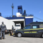 Sequestro nel Porto di Brindisi, 24.700 paia di scarpe contraffatte e una pistola completa di munizioni