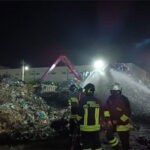 Incendio di grandi dimensioni in un capannone industriale di Francavilla Fontana, intervento dei Vigili del Fuoco con diverse squadre