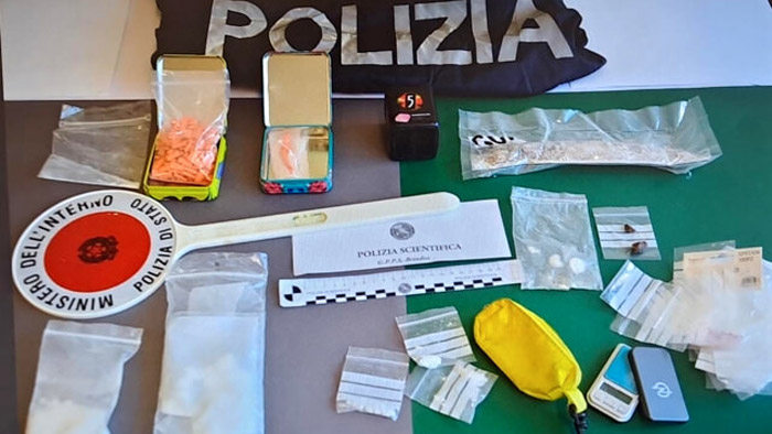 Movida, la Polizia gli trova addosso 163 pasticche di ecstasy, cocaina e hashish, arrestato