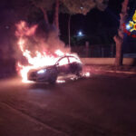 Auto distrutta dalle fiamme in un cortile privato di un condominio di via Nicola Brandi a Brindisi