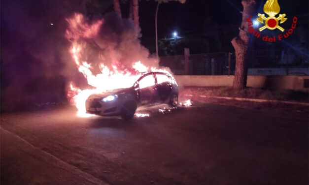 Auto distrutta dalle fiamme in un cortile privato di un condominio di via Nicola Brandi a Brindisi