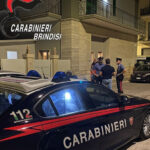 Si barrica in casa con il figlio di 8 anni armata di coltello, devono intervenire i carabinieri