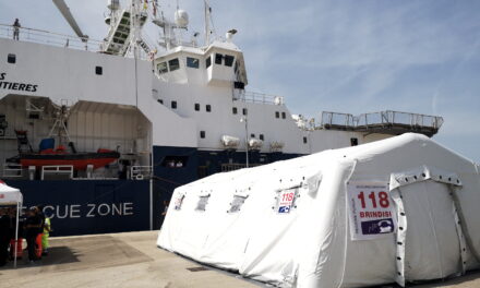 Nel porto di Brindisi la nave Geo Barents dell’Ong “Medici senza frontiere”, 471 passeggeri tra cui donne in dolce attesa