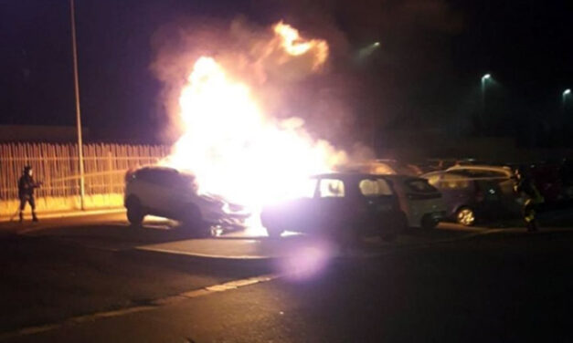 A fuoco nella notte sei auto, erano parcheggiate nei pressi del Parco Di Giulio di Brindisi