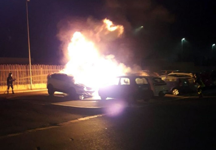 A fuoco nella notte sei auto, erano parcheggiate nei pressi del Parco Di Giulio di Brindisi