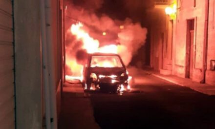 Auto a Gpl in fiamme nella via cittadina, pericolo di esplosione scongiurato dai Vigili del Fuoco a San Michele Salentino