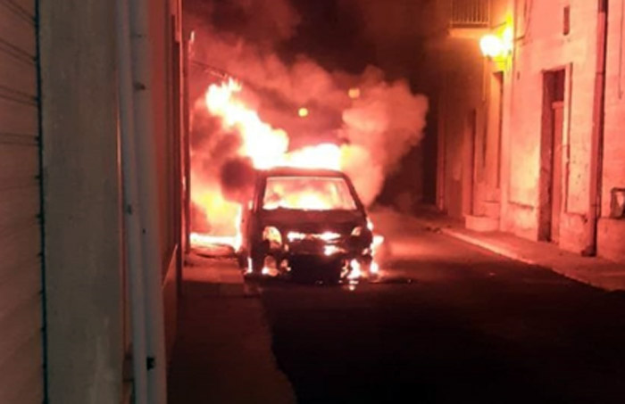 Auto a Gpl in fiamme nella via cittadina, pericolo di esplosione scongiurato dai Vigili del Fuoco a San Michele Salentino