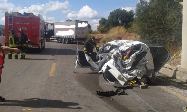 Impatto mortale tra Tir e auto sulla statale, due morti ed un ferito grave