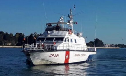 La Motovedetta della Guardia Costiera di Brindisi CP281 raggiunge Lampedusa