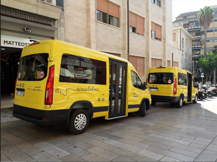 Presentati a Brindisi i due nuovi scuolabus elettrici per prevenire la dispersione scolastica