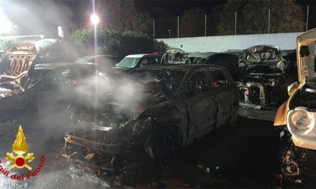 Molotov nella notte contro un autosalone, numerose auto distrutte dalle fiamme