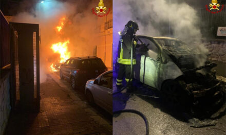 Auto a fuoco nella notte, l’incendio danneggia altre vetture parcheggiate